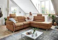 Sedací souprava DAKOTA_ sestava 2,5L -1,5KOGR_ rohové rozměry zleva 253 x 235 cm_ volitelné funkce a polštáře za příplatek_ v látce Deluxe zimt_ foto s modelem_ obr. 2 Sedací souprava DAKOTA_ sestava 2,5L -1,5KOGR_ rohové rozměry zleva 253 x 235 cm_ volitelné funkce a polštáře za příplatek_ v látce Deluxe zimt_ foto s modelem_ obr. 2
