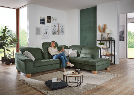 Sedací souprava LANZAROTE_ sestava 3LKV -1,5KORKV_ rohové rozměry sestavy zleva 299 x 243 cm_ polohovatelné opěrky hlavy ve standardu_ ostatní volitelné funkce za příplatek_ v látce Cyber moos_ foto s modelem_ obr. 4