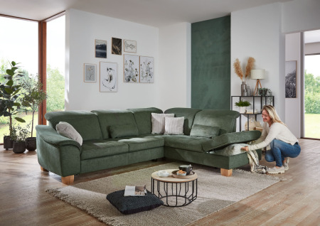 Sedací souprava LANZAROTE_ sestava 3LKV -1,5KORKV_ rohové rozměry sestavy zleva 299 x 243 cm_ polohovatelné opěrky hlavy ve standardu_ ostatní volitelné funkce za příplatek_ v látce Cyber moos_ foto s modelem_ obr. 5