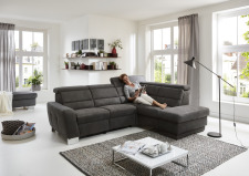 Sedací souprava REGIS_ sestava 2,5L - 1KOGR_ rozměry sestavy zleva 269 x 200 cm_ volitelné funkce a polštáře za příplatek_ v látce Feeling anthrazit_ foto s modelem_ obr. 3 Sedací souprava REGIS_ sestava 2,5L - 1KOGR_ rozměry sestavy zleva 269 x 200 cm_ volitelné funkce a polštáře za příplatek_ v látce Feeling anthrazit_ foto s modelem_ obr. 3