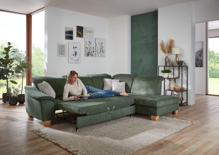 Sedací souprava LANZAROTE_ sestava 3LKV -1,5KORKV_ rohové rozměry sestavy zleva 299 x 243 cm_ polohovatelné opěrky hlavy ve standardu_ ostatní volitelné funkce za příplatek_ v látce Cyber moos_ foto s modelem_ obr. 6