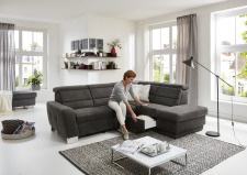 Sedací souprava REGIS_ sestava 2,5L - 1KOGR_ rozměry sestavy zleva 269 x 200 cm_ volitelné funkce a polštáře za příplatek_ v látce Feeling anthrazit_ foto s modelem_ obr. 5 Sedací souprava REGIS_ sestava 2,5L - 1KOGR_ rozměry sestavy zleva 269 x 200 cm_ volitelné funkce a polštáře za příplatek_ v látce Feeling anthrazit_ foto s modelem_ obr. 5
