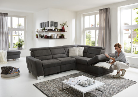 Sedací souprava REGIS_ sestava 2,5L - 1KOGR_  rozměry sestavy zleva 269 x 200 cm_ volitelné funkce a polštáře za příplatek_ v látce Feeling anthrazit_ foto s modelem_ obr. 6