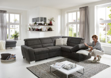 Sedací souprava REGIS_ sestava 2,5L - 1KOGR_ rozměry sestavy zleva 269 x 200 cm_ volitelné funkce a polštáře za příplatek_ v látce Feeling anthrazit_ foto s modelem_ obr. 6 Sedací souprava REGIS_ sestava 2,5L - 1KOGR_ rozměry sestavy zleva 269 x 200 cm_ volitelné funkce a polštáře za příplatek_ v látce Feeling anthrazit_ foto s modelem_ obr. 6