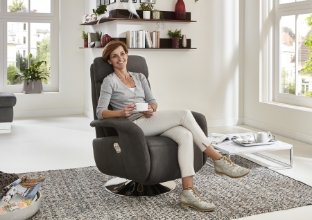 Ukázka polohovacího relaxačního TV křesla 1DCL_ součást nabídky modelu REGIS_ vhodný volitelný doplněk k sedací soupravě_ foto s modelem_ obr. 8
