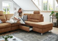 Sedací souprava DAKOTA_ sestava 2,5L -1,5KOGR_ ukázka úložného prostoru - zásuvky_ volitelná funkce za příplatek_ v látce Deluxe zimt_ foto s modelem_ obr. 8 Sedací souprava DAKOTA_ sestava 2,5L -1,5KOGR_ ukázka úložného prostoru - zásuvky_ volitelná funkce za příplatek_ v látce Deluxe zimt_ foto s modelem_ obr. 8