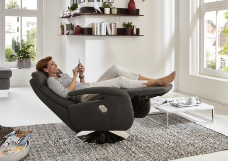 Ukázka polohovacího relaxačního TV křesla 1DCL_ součást nabídky modelu REGIS_ vhodný volitelný doplněk k sedací soupravě_ foto s modelem_ obr. 9