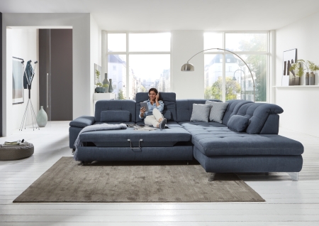 Sedací souprava ENNA_ sestava 3LST-SE-1,5STAhoR_ rohové rozměry zleva 310 x 260 cm_  výška 85-100 cm_ nastavení hloubky sedu (polohovatelná opěradla) ve standardu_ ostatní funkce za příplatek_ v látce Side navy_ foto s modelem_ obr. 7