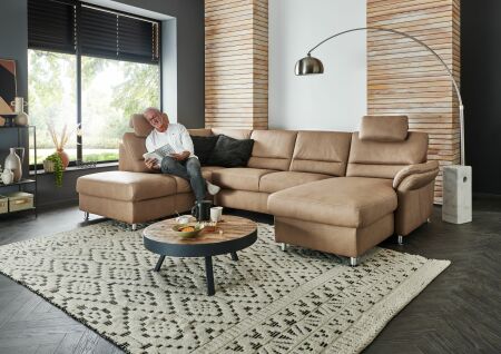 Sedací souprava DAKOTA_ sestava 1KOGL-2,5EL-CanGR_ rohové rozměry zleva 203 x 326 x 173 cm_ volitelné funkce a polštáře za příplatek_ v látce Galero camel_ foto s modelem_  obr. 6