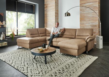 Sedací souprava DAKOTA_ sestava 1KOGL-2,5EL-CanGR_ rohové rozměry zleva 203 x 326 x 173 cm_ v látce Galero camel_ foto s modelem_  obr. 7