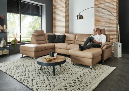 Sedací souprava DAKOTA_ sestava 1KOGL-2,5EL-CanGR_ rohové rozměry zleva 203 x 326 x 173 cm_ volitelné funkce a polštáře za příplatek_ v látce Galero camel_ foto s modelem_  obr. 8