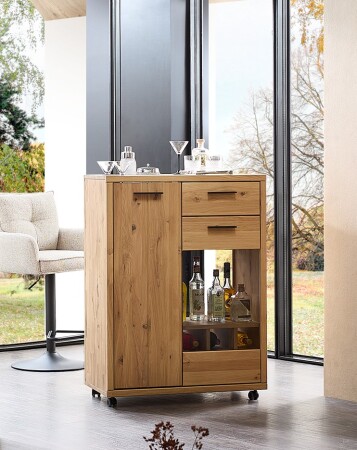 Nábytek do obývacího pokoje ALGARVE_ pojízdný bar 16 HH 29_ rozměry š/v/h_ 80/110/48 cm_ foto s dekoracemi_ obr. 13
