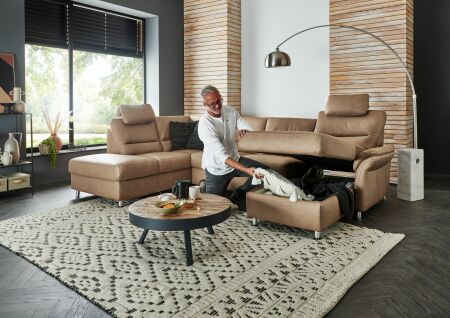 Sedací souprava DAKOTA_ sestava 1KOGL-2,5EL-CanGR_ rohové rozměry zleva 203 x 326 x 173 cm_ volitelné funkce a polštáře za příplatek_ v látce Galero camel_ foto s modelem_  obr. 9
