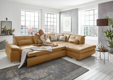 Sedací souprava PUSH_ sestava 3LST-SE-1,5STAhoR_ rozměry sestavy zleva 315 x 260 cm_ výška 85-100 cm_ nastavení hloubky sedu ve standardu_ ostatní volitelné funkce a polštáře za příplatek_ v kůži Vivre kurkuma_ foto s modelem_ obr. 5