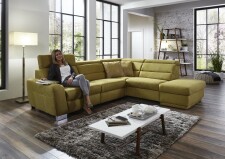Sedací souprava REGIS_ sestava 3L-1,5KOGR_  rozměry sestavy zleva 295 x 245 cm_ volitelné funkce a polštáře za příplatek_ v látce Gina bambus_ foto s modelem_  obr. 12