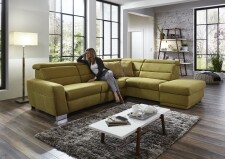 Sedací souprava REGIS_ sestava 3L-1,5KOGR_  rozměry sestavy zleva 295 x 245 cm_ volitelné funkce a polštáře za příplatek_ v látce Gina bambus_ foto s modelem_  obr. 5