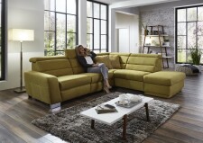 Sedací souprava REGIS_ sestava 3L-1,5KOGR_  rozměry sestavy zleva 295 x 245 cm_ volitelné funkce a polštáře za příplatek_ v látce Gina bambus_ foto s modelem_  obr. 6
