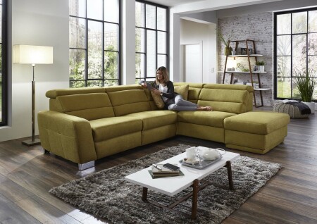 Sedací souprava REGIS_ sestava 3L-1,5KOGR_  rozměry sestavy zleva 295 x 245 cm_ volitelné funkce a polštáře za příplatek_ v látce Gina bambus_ foto s modelem_  obr. 7