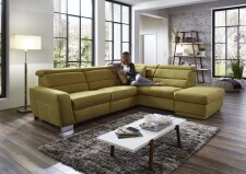 Sedací souprava REGIS_ sestava 3L-1,5KOGR_  rozměry sestavy zleva 295 x 245 cm_ volitelné funkce a polštáře za příplatek_ v látce Gina bambus_ foto s modelem_  obr. 7