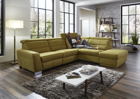 Sedací souprava REGIS_ sestava 3L-1,5KOGR_  rozměry sestavy zleva 295 x 245 cm_ volitelné funkce a polštáře za příplatek_ v látce Gina bambus_ foto s modelem_  obr. 8