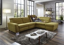 Sedací souprava REGIS_ sestava 3L-1,5KOGR_  rozměry sestavy zleva 295 x 245 cm_ volitelné funkce a polštáře za příplatek_ v látce Gina bambus_ foto s modelem_  obr. 8