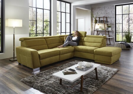 Sedací souprava REGIS_ sestava 3L-1,5KOGR_  rozměry sestavy zleva 295 x 245 cm_ volitelné funkce a polštáře za příplatek_ v látce Gina bambus_ foto s modelem_  obr. 9