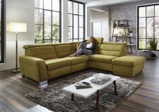 Sedací souprava REGIS_ sestava 3L-1,5KOGR_  rozměry sestavy zleva 295 x 245 cm_ volitelné funkce a polštáře za příplatek_ v látce Gina bambus_ foto s modelem_  obr. 9