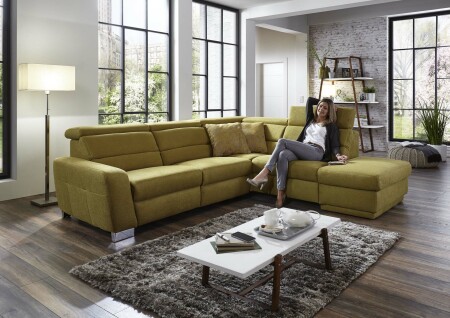 Sedací souprava REGIS_ sestava 3L-1,5KOGR_  rozměry sestavy zleva 295 x 245 cm_ volitelné funkce a polštáře za příplatek_ v látce Gina bambus_ foto s modelem_  obr. 10