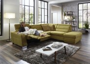 Sedací souprava REGIS_ sestava 3L-1,5KOGR_  rozměry sestavy zleva 295 x 245 cm_ volitelné funkce a polštáře za příplatek_ v látce Gina bambus_ foto s modelem_  obr. 1