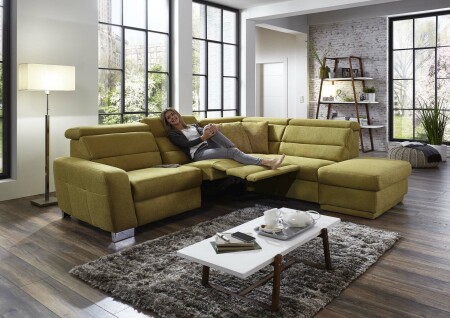 Sedací souprava REGIS_ sestava 3L-1,5KOGR_  rozměry sestavy zleva 295 x 245 cm_ volitelné funkce a polštáře za příplatek_ v látce Gina bambus_ foto s modelem_  obr. 4