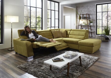Sedací souprava REGIS_ sestava 3L-1,5KOGR_  rozměry sestavy zleva 295 x 245 cm_ volitelné funkce a polštáře za příplatek_ v látce Gina bambus_ foto s modelem_  obr. 2