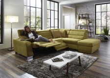 Sedací souprava REGIS_ sestava 3L-1,5KOGR_  rozměry sestavy zleva 295 x 245 cm_ volitelné funkce a polštáře za příplatek_ v látce Gina bambus_ foto s modelem_  obr. 2