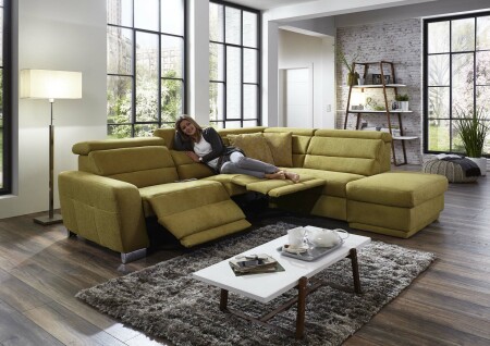 Sedací souprava REGIS_ sestava 3L-1,5KOGR_  rozměry sestavy zleva 295 x 245 cm_ volitelné funkce a polštáře za příplatek_ v látce Gina bambus_ foto s modelem_  obr. 3