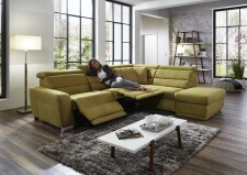 Sedací souprava REGIS_ sestava 3L-1,5KOGR_  rozměry sestavy zleva 295 x 245 cm_ volitelné funkce a polštáře za příplatek_ v látce Gina bambus_ foto s modelem_  obr. 3
