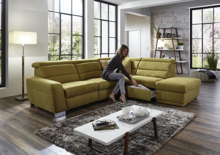 Sedací souprava REGIS_ sestava 3L-1,5KOGR_  rozměry sestavy zleva 295 x 245 cm_ volitelné funkce a polštáře za příplatek_ v látce Gina bambus_ foto s modelem_  obr. 11