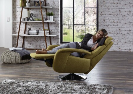 Ukázka polohovacího relaxačního TV křesla 1DCL_ součást nabídky modelu REGIS_ vhodný volitelný doplněk k sedací soupravě_ foto s modelem_ obr. 21