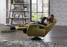 Ukázka polohovacího relaxačního TV křesla 1DCL_ součást nabídky modelu REGIS_ vhodný volitelný doplněk k sedací soupravě_ foto s modelem_ obr. 21