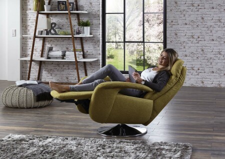Ukázka polohovacího relaxačního TV křesla 1DCL_ součást nabídky modelu REGIS_ vhodný volitelný doplněk k sedací soupravě_ foto s modelem_ obr. 22