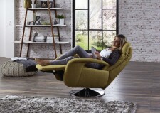Ukázka polohovacího relaxačního TV křesla 1DCL_ součást nabídky modelu REGIS_ vhodný volitelný doplněk k sedací soupravě_ foto s modelem_ obr. 22