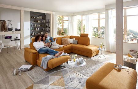 Sedací souprava MODENA 1040_ sestava 4258_ rohové rozměry zleva 160 x 328 x 210 cm_ područka C_ volitelné funkce a polštáře za příplatek_ v látce Style mais_ foto s modelem_ obr. 2