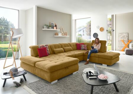 Sedací souprava STAGE_ sestava CanLST-2,5ELST-SE-1,5STAhor_ rozměry sestavy zleva 195 x 382 x 260 cm_ výška 82-100 cm_ nastavení hloubky sedu ve standardu_ ostatní volitelné funkce a polštáře za příplatek_ v látce Calido curry_ foto s modelem_ obr. 2