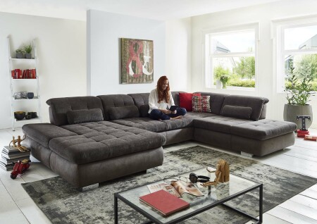 Sedací souprava STAGE_ sestava CanLST-2,5ELST-SE-1,5STAhor_ rozměry sestavy zleva 195 x 382 x 260 cm_ výška 84-102 cm_ nastavení hloubky sedu ve standardu_ ostatní volitelné funkce a polštáře za příplatek_ v kombinaci látek Belle anthrazit a Ranch slate_ foto s modelem_ obr. 2