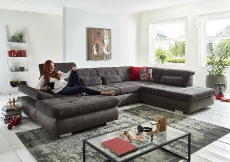 Sedací souprava STAGE_ sestava CanLST-2,5ELST-SE-1,5STAhor_ rozměry sestavy zleva 195 x 382 x 260 cm_ výška 84-102 cm_ nastavení hloubky sedu ve standardu_ ostatní volitelné funkce a polštáře za příplatek_ v kombinaci látek Belle anthrazit a Ranch slate_ foto s modelem_ obr. 1