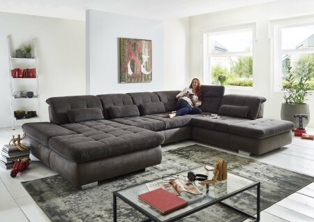 Sedací souprava STAGE_ sestava CanLST-2,5ELST-SE-1,5STAhor_ rozměry sestavy zleva 195 x 382 x 260 cm_ výška 84-102 cm_ nastavení hloubky sedu ve standardu_ ostatní volitelné funkce a polštáře za příplatek_ v kombinaci látek Belle anthrazit a Ranch slate_ foto s modelem_ obr. 3