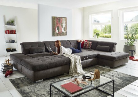 Sedací souprava STAGE_ sestava CanLST-2,5ELST-SE-1,5STAhor_ rozměry sestavy zleva 195 x 382 x 260 cm_ výška 84-102 cm_ nastavení hloubky sedu ve standardu_ ostatní volitelné funkce a polštáře za příplatek_ v kombinaci látek Belle anthrazit a Ranch slate_ foto s modelem_ obr. 7
