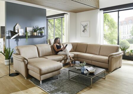 Sedací souprava GRANADA_ sestava CanGL-2,5EL-RE-2,5R_ rozměry sestavy zleva 180 x 338 x 270 cm_ výška 83-106 cm_ volitelné funkce za příplatek_ v látce Gaucho natur_ foto s modelem_ obr. 5