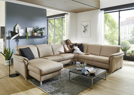 Sedací souprava GRANADA_ sestava CanGL-2,5EL-RE-2,5R_ rozměry sestavy zleva 180 x 338 x 270 cm_ výška 83-106 cm_ volitelné funkce za příplatek_ v látce Gaucho natur_ foto s modelem_ obr. 4