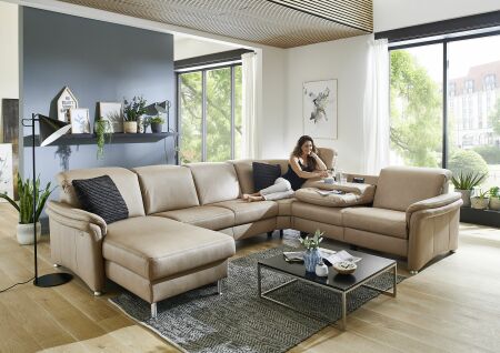 Sedací souprava GRANADA_ sestava CanGL-2,5EL-RE-2,5R_ rozměry sestavy zleva 180 x 338 x 270 cm_ výška 83-106 cm_ volitelné funkce za příplatek_ v látce Gaucho natur_ foto s modelem_ obr. 6