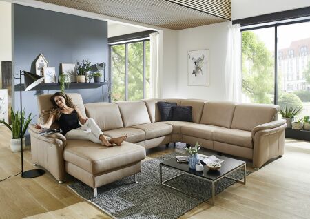 Sedací souprava GRANADA_ sestava CanGL-2,5EL-RE-2,5R_ rozměry sestavy zleva 180 x 338 x 270 cm_ výška 83-106 cm_ volitelné funkce za příplatek_ v látce Gaucho natur_ foto s modelem_ obr. 1