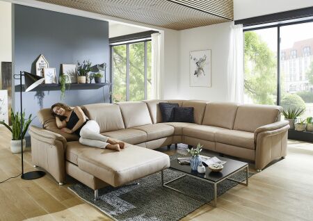 Sedací souprava GRANADA_ sestava CanGL-2,5EL-RE-2,5R_ rozměry sestavy zleva 180 x 338 x 270 cm_ výška 83-106 cm_ volitelné funkce za příplatek_ v látce Gaucho natur_ foto s modelem_ obr. 2
